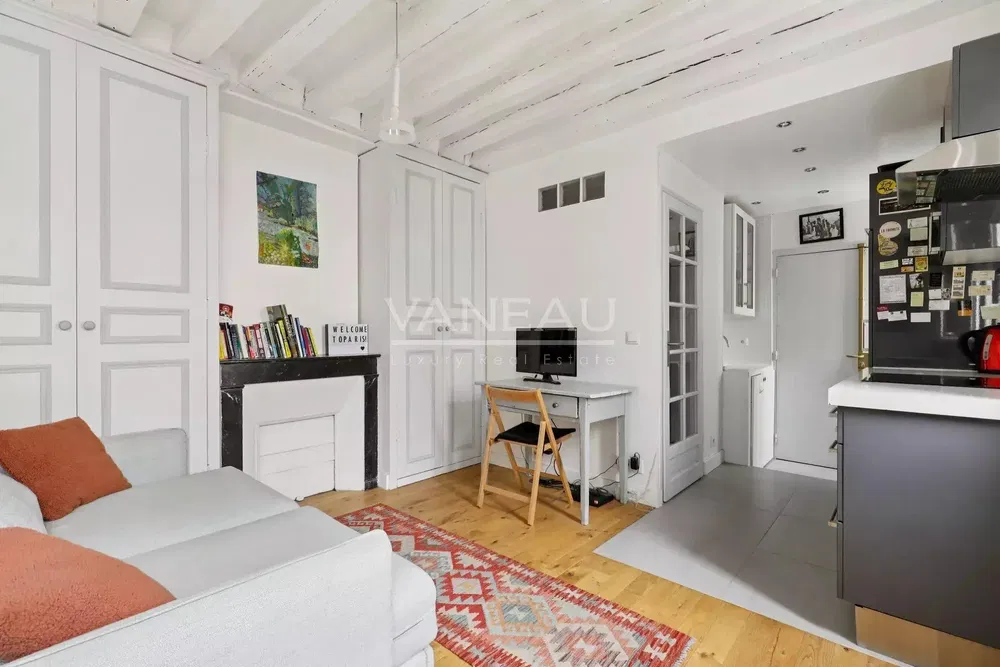 مطبخ; أجهزة المطبخ, أرضية خشبية, ضوء طبيعي, أسلوب عصري