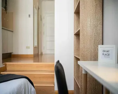 Cuisine; électroménager, parquet, lumière naturelle, style moderne