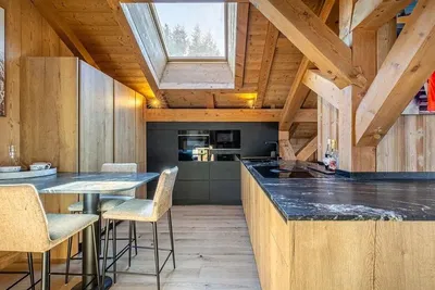 Küche; küchengeräte, holzboden, tageslicht, moderner stil