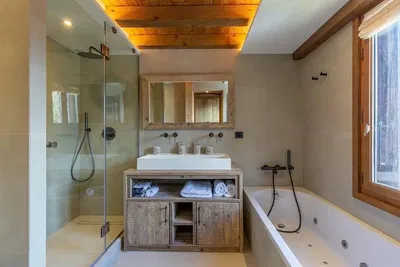 Küche; küchengeräte, holzboden, tageslicht, moderner stil