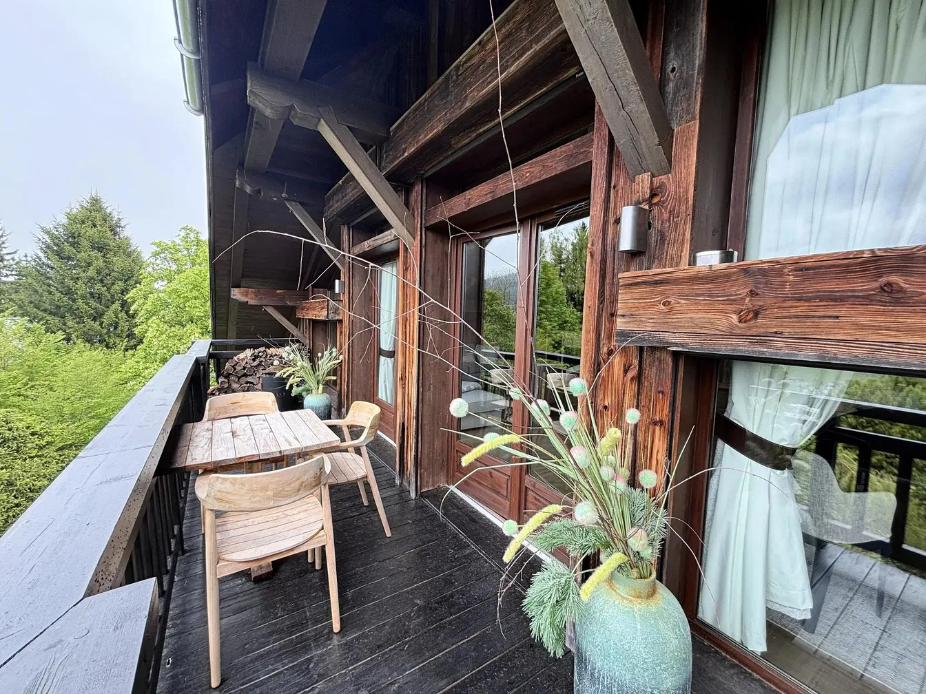 Küche; küchengeräte, holzboden, tageslicht, moderner stil