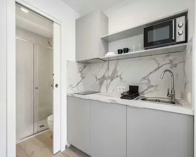 Küche; küchengeräte, holzboden, tageslicht, moderner stil