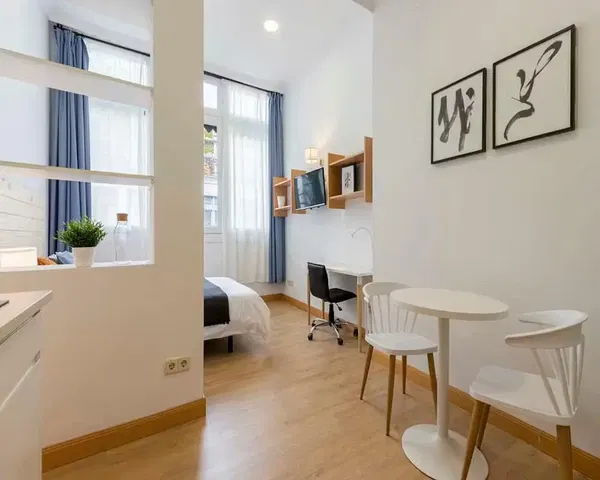 Küche; küchengeräte, holzboden, tageslicht, moderner stil