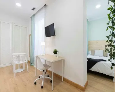 Wohnzimmer; holzboden, tageslicht, moderner stil