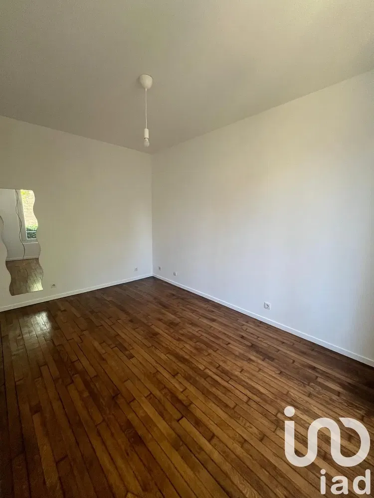 Cucina; elettrodomestici, pavimento in legno, luce naturale, stile moderno