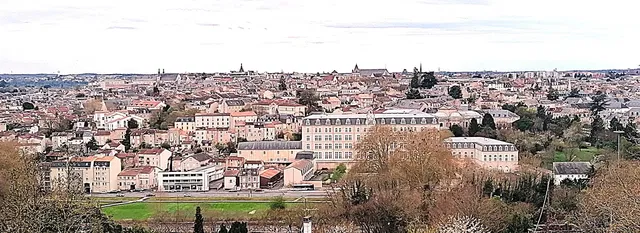 Kuchnia; sprzęt kuchenny, podłoga drewniana, światło dzienne, styl nowoczesny