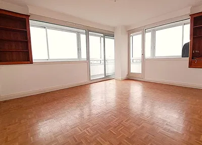 Cocina; electrodomésticos, suelo de madera, luz natural, estilo moderno