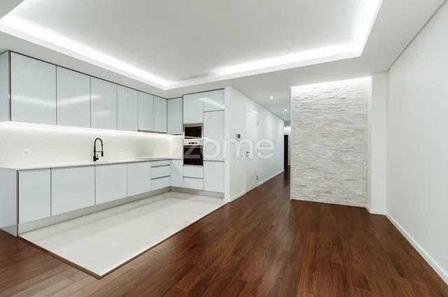 Küche; küchengeräte, holzboden, tageslicht, moderner stil