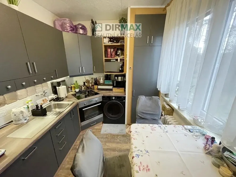 Sala de estar; chão de madeira, luz natural, estilo moderno