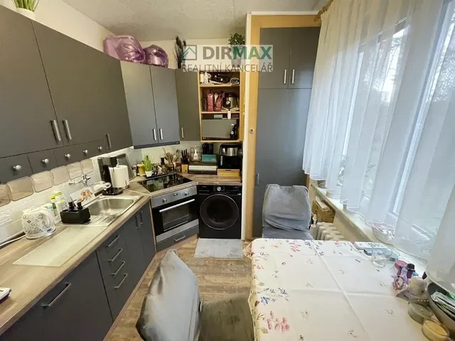 Хол; дървен под, естествена светлина, модерен стил