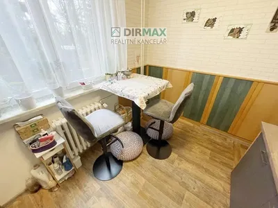 Sala de estar; chão de madeira, luz natural, estilo moderno