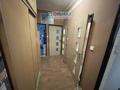 Cozinha; eletrodomésticos, chão de madeira, luz natural, estilo moderno