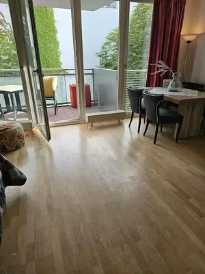 Cucina; elettrodomestici, pavimento in legno, luce naturale, stile moderno