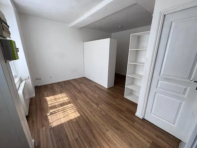 Kuchyně; kuchyňské spotřebiče, dřevěná podlaha, přirozené světlo, moderní styl