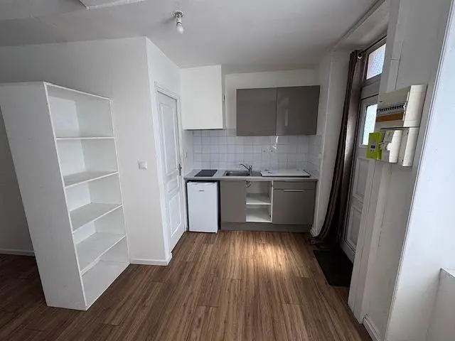 Kuchyně; kuchyňské spotřebiče, dřevěná podlaha, přirozené světlo, moderní styl