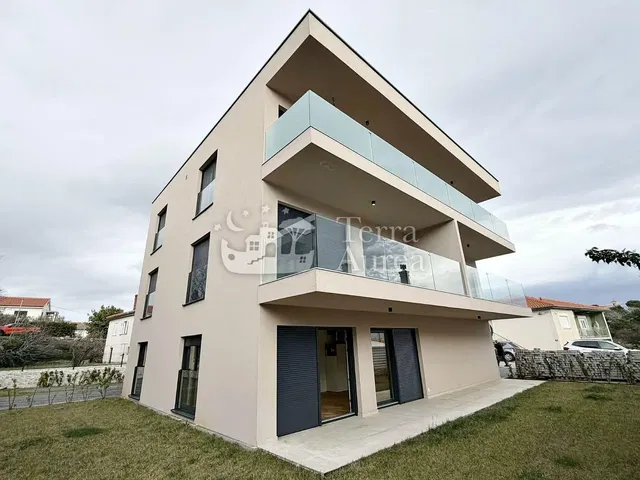 Кухня; кухненски уреди, плочки, естествена светлина, модерен стил