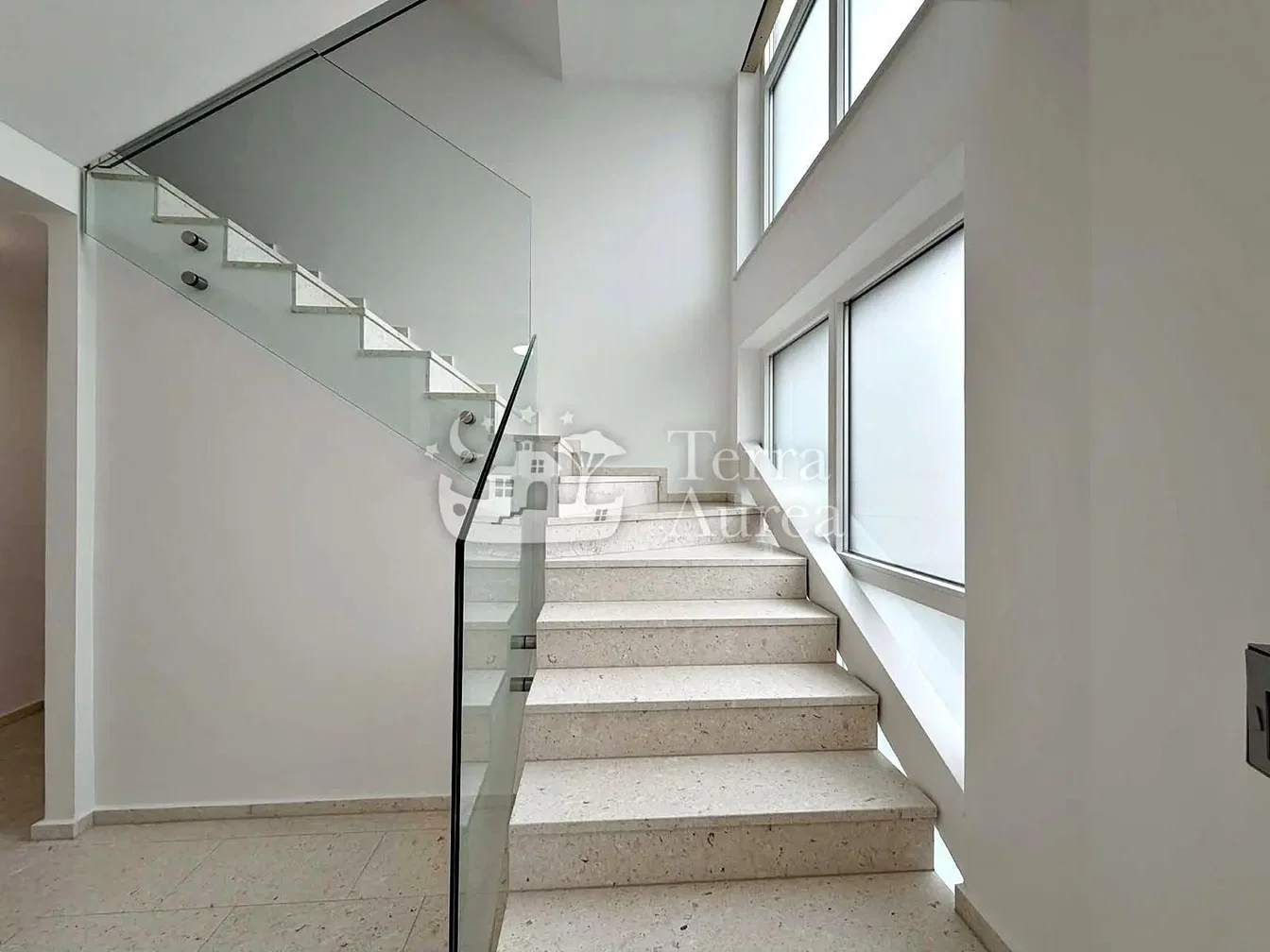 Cocina; electrodomésticos, suelo de madera, luz natural, estilo moderno