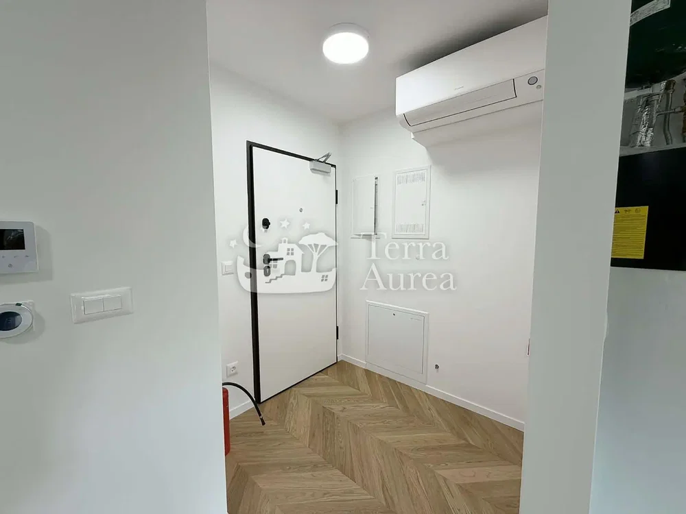 Cocina; electrodomésticos, suelo de madera, luz natural, estilo moderno