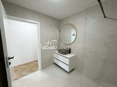 Cocina; electrodomésticos, suelo de madera, luz natural, estilo moderno