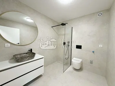 Salón; suelo de madera, luz natural, estilo moderno