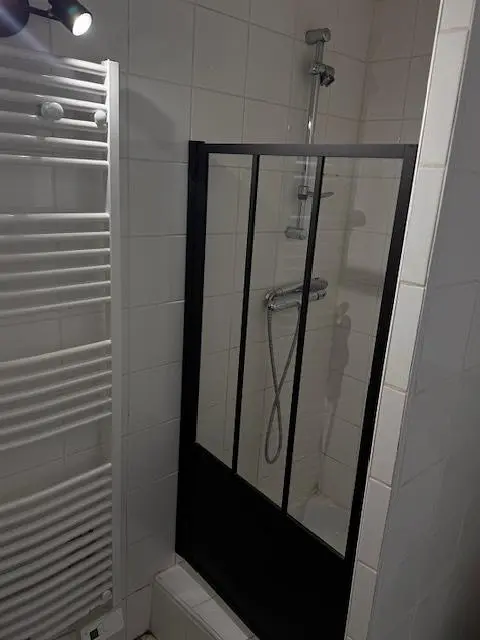 Keuken; keukenapparatuur, houten vloer, natuurlijk licht, moderne stijl