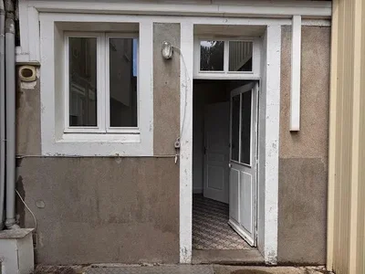 Mutfak; mutfak aletleri, ahşap zemin, doğal ışık, modern stil