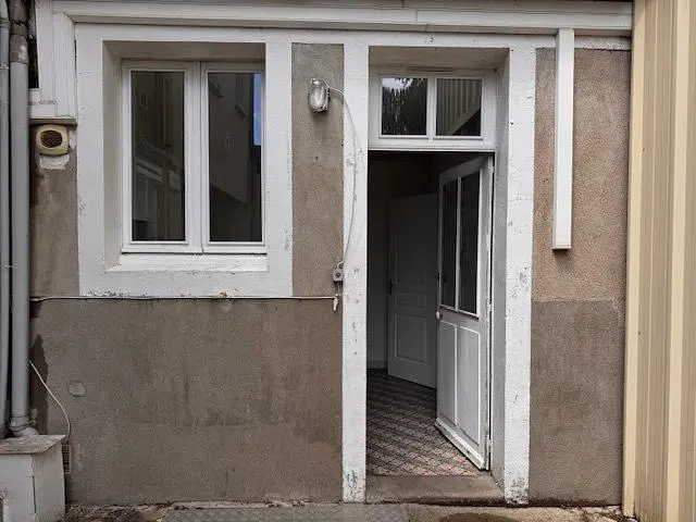 Keuken; keukenapparatuur, houten vloer, natuurlijk licht, moderne stijl
