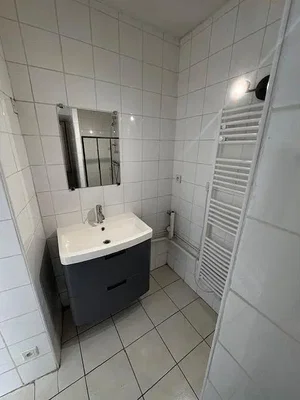 Keuken; keukenapparatuur, houten vloer, natuurlijk licht, moderne stijl