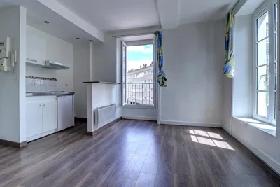 Living room; wood floor, natural light, modern style