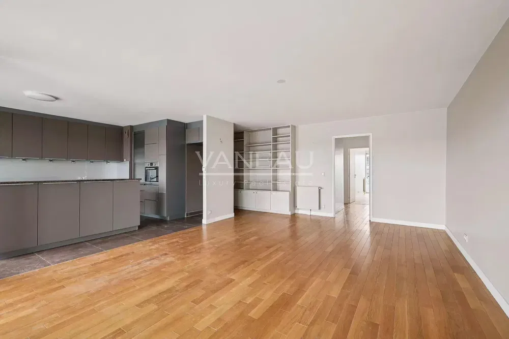 Cucina; elettrodomestici, pavimento in legno, luce naturale, stile moderno