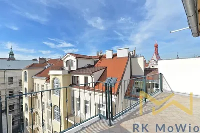 Obývačka; drevená podlaha, prirodzené svetlo, moderný štýl