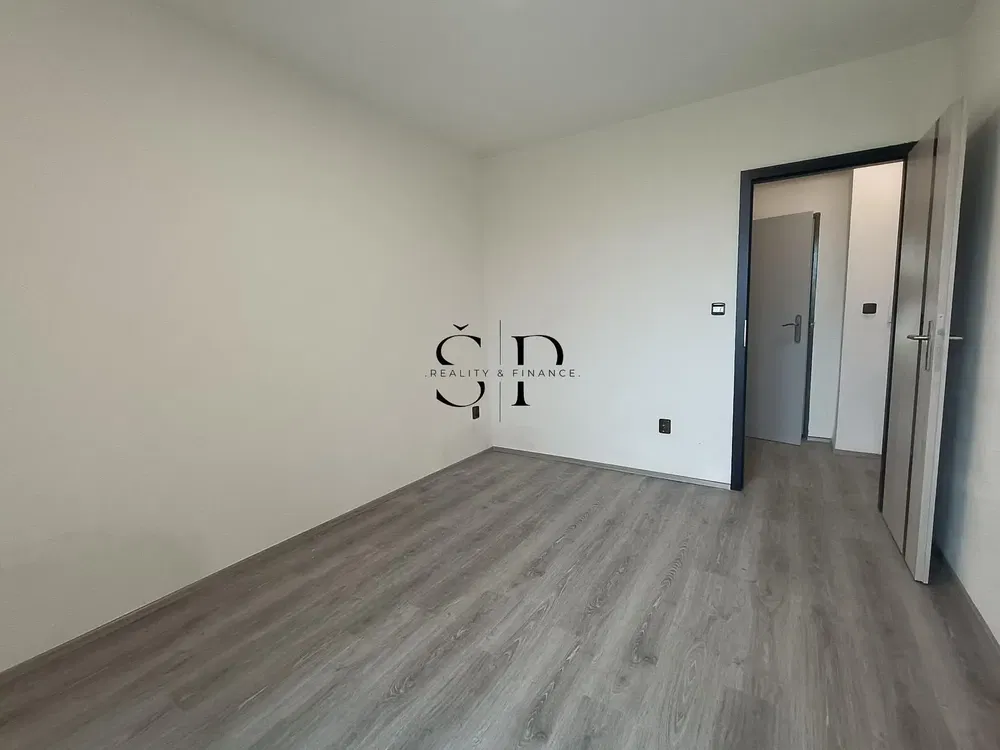 Кухня; кухненски уреди, дървен под, естествена светлина, модерен стил