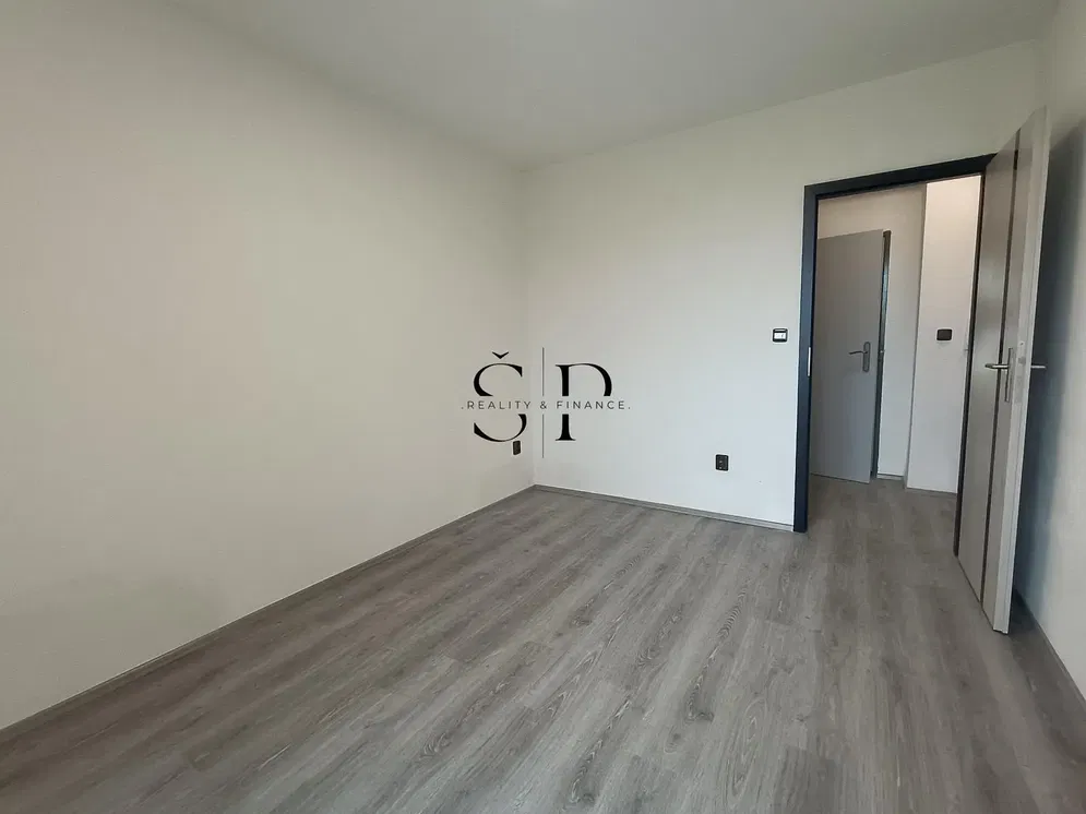 Кухня; кухненски уреди, дървен под, естествена светлина, модерен стил