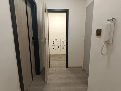 Кухня; кухненски уреди, дървен под, естествена светлина, модерен стил