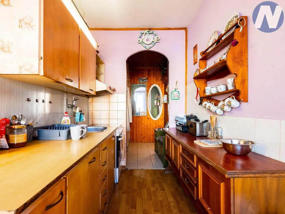 Кухня; кухненски уреди, дървен под, естествена светлина, модерен стил