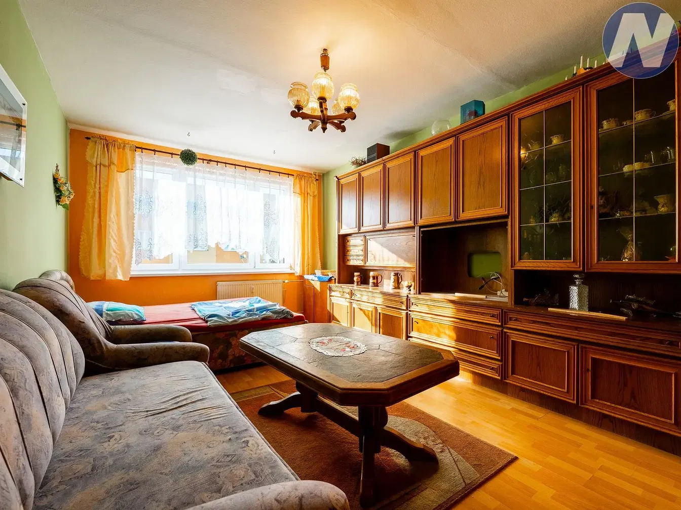 Хол; дървен под, естествена светлина, модерен стил, високи тавани