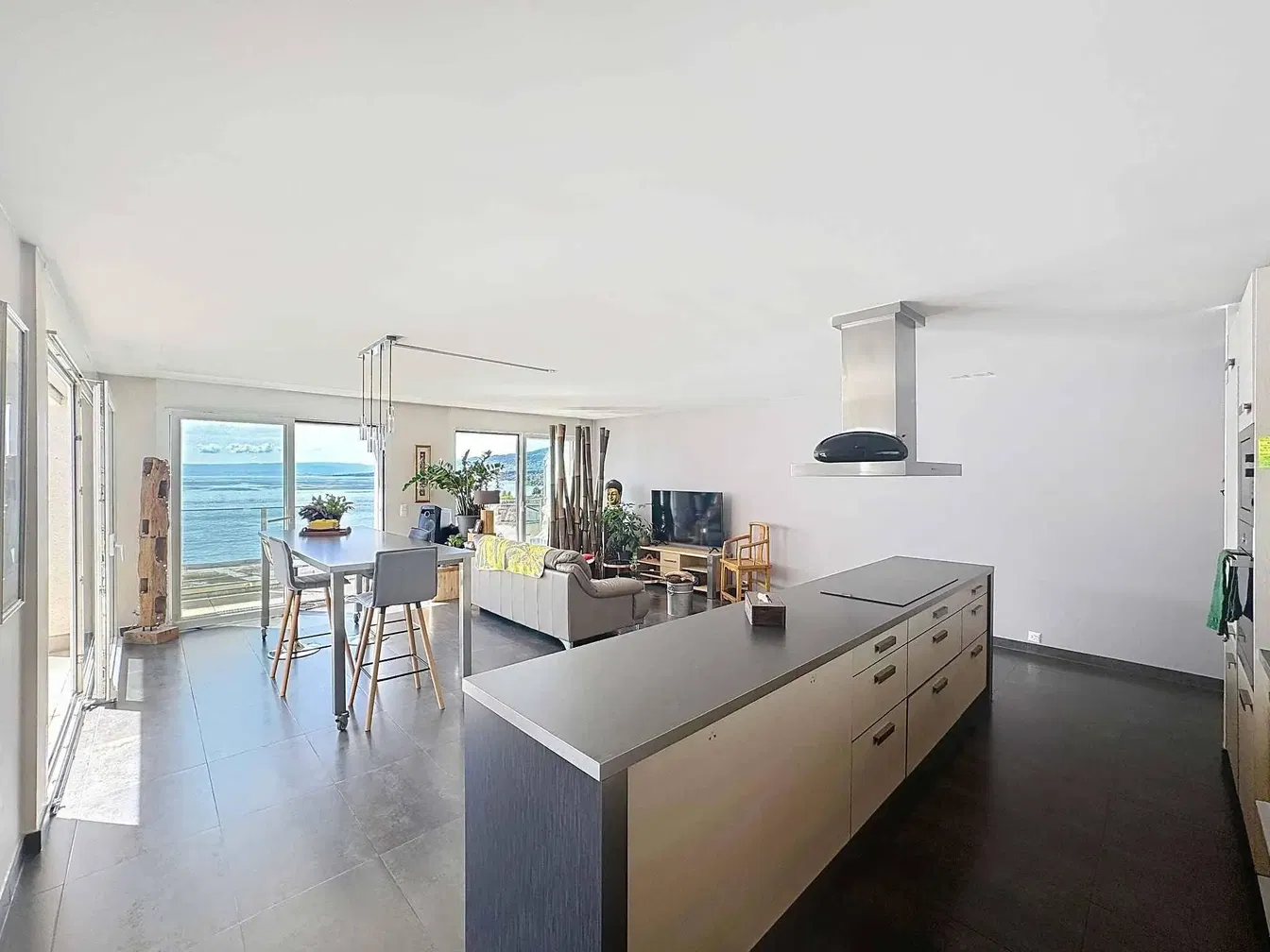 Soggiorno; pavimento in legno, luce naturale, stile moderno