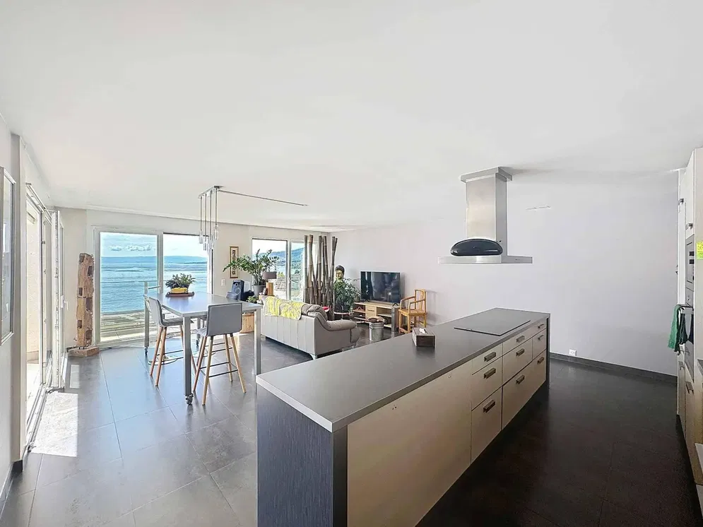 Soggiorno; pavimento in legno, luce naturale, stile moderno