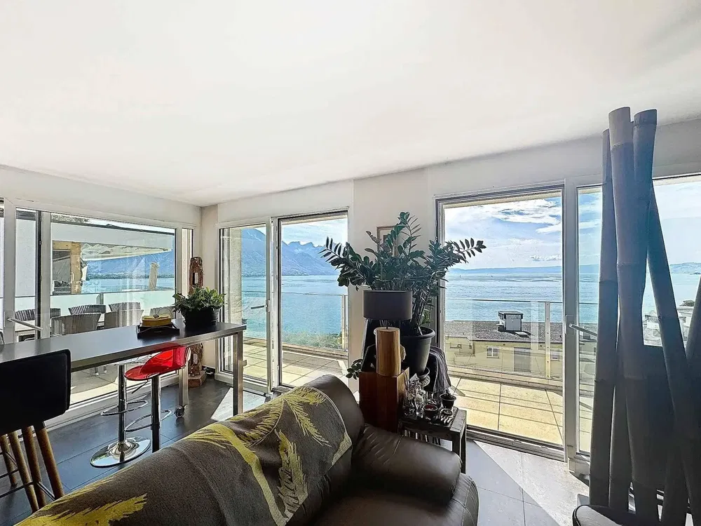 Cucina; elettrodomestici, pavimento in legno, luce naturale, stile moderno