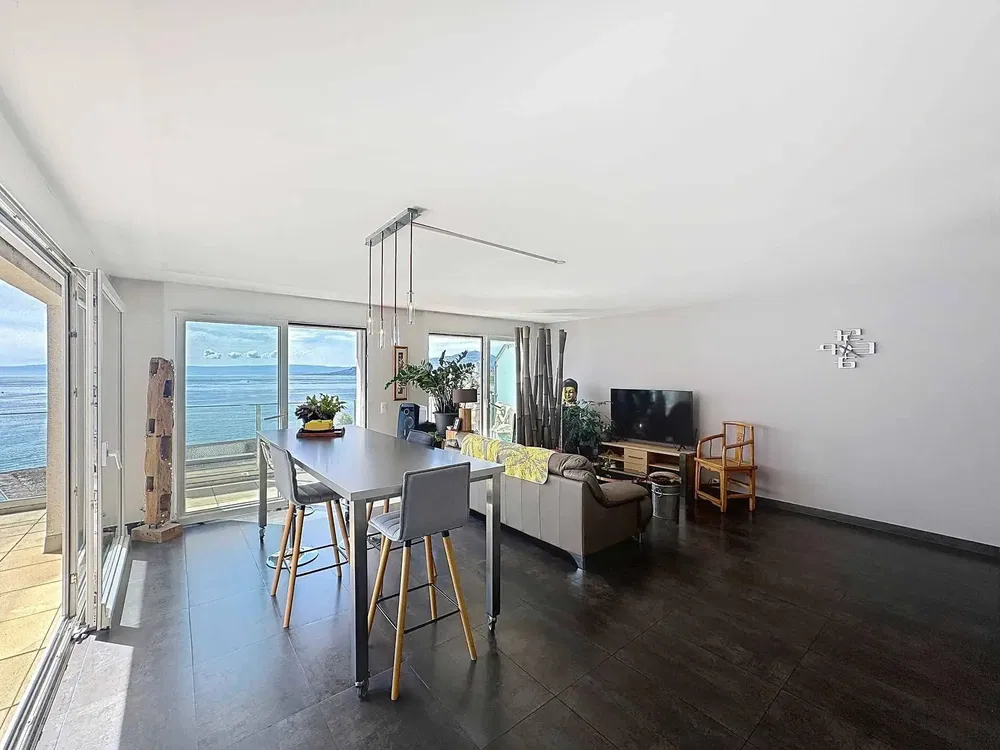 Cucina; elettrodomestici, pavimento in legno, luce naturale, stile moderno