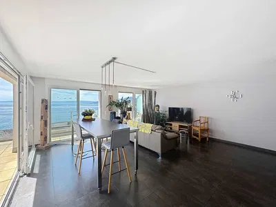 Cucina; elettrodomestici, pavimento in legno, luce naturale, stile moderno