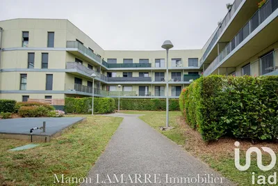 Cuisine; électroménager, parquet, lumière naturelle, style moderne