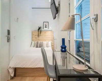 Küche; küchengeräte, holzboden, tageslicht, moderner stil