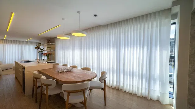 Kuchyně; kuchyňské spotřebiče, dřevěná podlaha, přirozené světlo, moderní styl