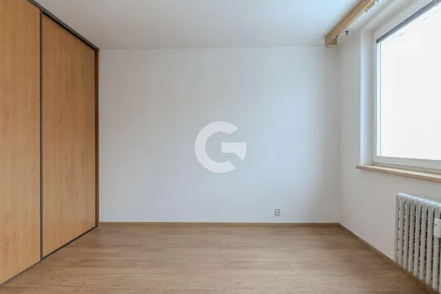 Kuchyně; kuchyňské spotřebiče, dřevěná podlaha, přirozené světlo, moderní styl