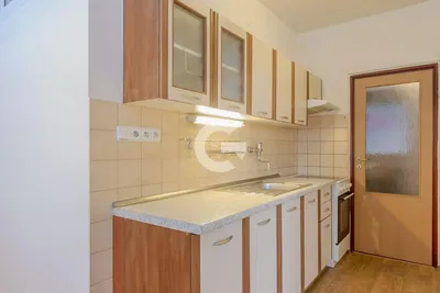 Obývací pokoj; dřevěná podlaha, přirozené světlo, moderní styl