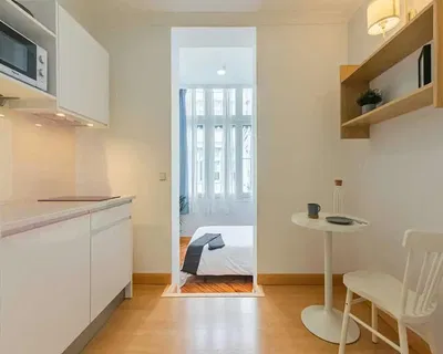 Κουζίνα; συσκευές κουζίνας, ξύλινο πάτωμα, φυσικό φως, μοντέρνο στυλ