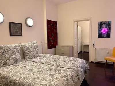 Küche; küchengeräte, holzboden, tageslicht, moderner stil