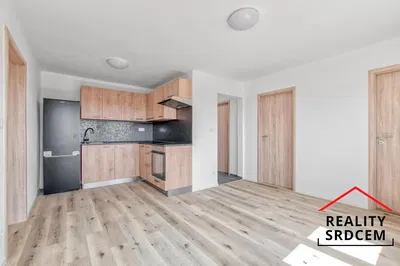 Mutfak; mutfak aletleri, ahşap zemin, doğal ışık, modern stil