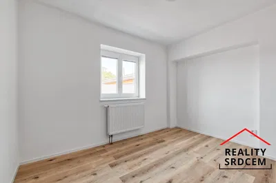 Oturma odası; ahşap zemin, doğal ışık, modern stil, yüksek tavan